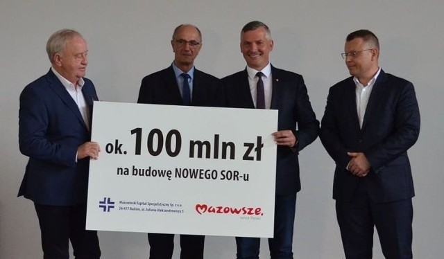 Przedstawiciele szpitala na Józefowie oraz władz samorządu województwa mazowieckiego prezentują symboliczny, stumilionowy czek na budowę nowego oddziału ratunkowego.