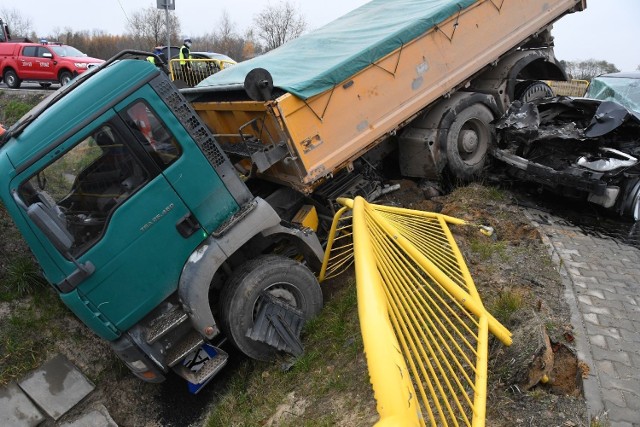 Do groźnego zdarzenia ciężarówki z osobowym BMW doszło w środę w południe. Osoba podróżująca samochodem osobowym została ranna. Poszkodowany trafił do szpitala.>>>Więcej zdjęć na kolejnych slajdach. Kierowca bmw jadący z Daleszyc w kierunku Kielc drogą wojewódzką numer 764 na skrzyżowaniu z drogą od Daleszyc został staranowany przez wyjeżdżającą z bocznej drogi ciężarówkę. Samochód ciężarowy przeciągnął osobowe auto na drugą stronę trasy, po czym rozbijając bariery wpadł do rowu.Strażacy, którzy przyjechali na miejsce zastali pasażera bmw leżącego poza samochodem, kierowca natomiast nie ucierpiał w wypadku. Gdy byliśmy na miejscu, pasażer osobówki znajdował się w karetce pogotowia. 