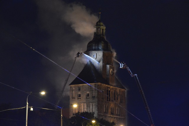 Katedrę gasiło ponad 300 strażaków. Proces apelacyjny w sprawie zaniedbań w świątyni trwa w sądzie okręgowym od 22 grudnia 2020.