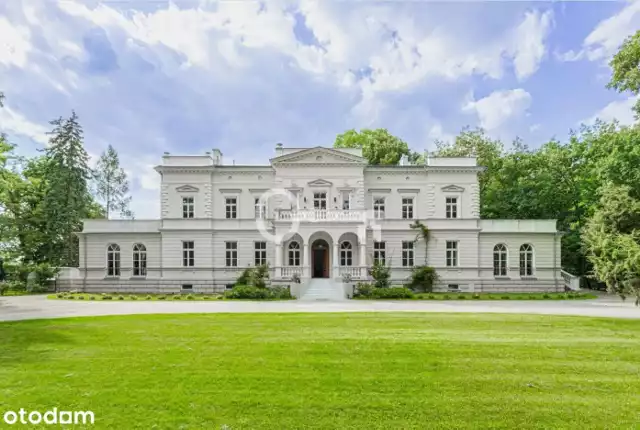 Pałac w Boglewicach wystawiony na sprzedaż. Zobaczcie zdjęcia na kolejnych slajdach.