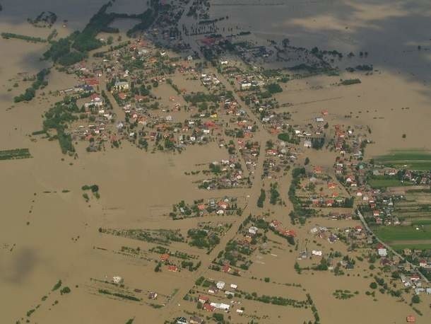 Powódź 2010: Sandomierz i Tarnobrzeg pod wodą. Zdjęcia z lotu ptaka