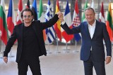 Tusk i Bono z grupy U2 przy plakacie z napisem "konstytucja". Wokalista dostał w prezencie książkę Normana Davisa o Polsce [WIDEO]