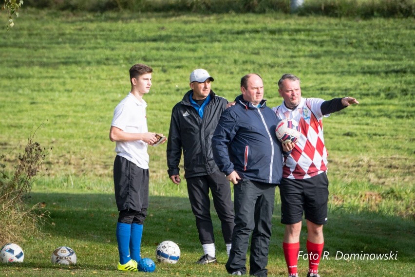 Zawodnicy podczas gry w footgolfa na polu golfowym w...