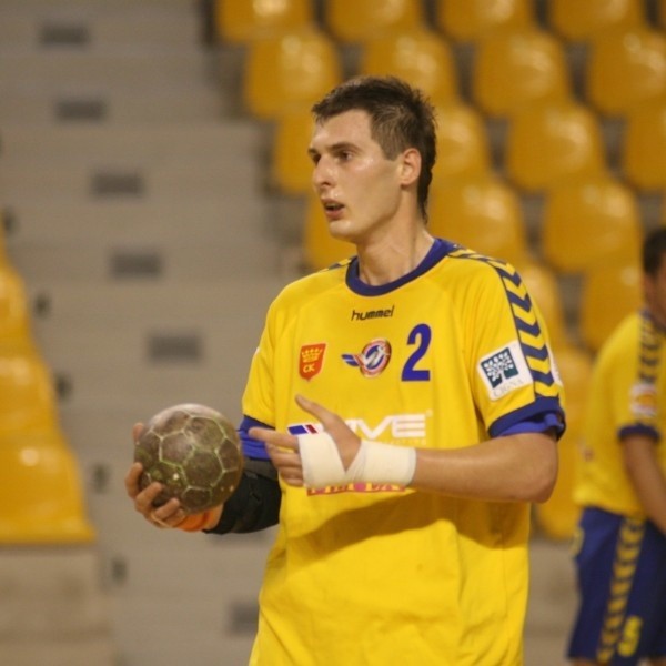 Piotr Grabarczyk doznał w meczu z Chrobrym urazu kolana.