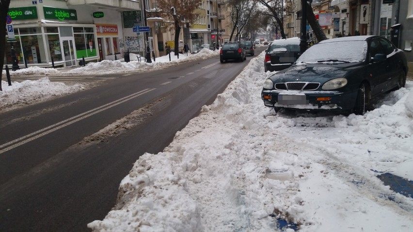 Lublin: Jak odśnieża się auta w mieście? Tworzy się ''śnieżne mury". Zobacz