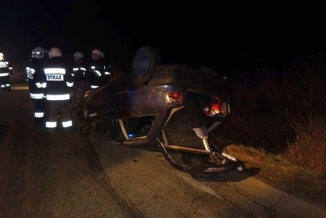 26-latek na zakręcie stracił panowanie nad autem, które dachowało.