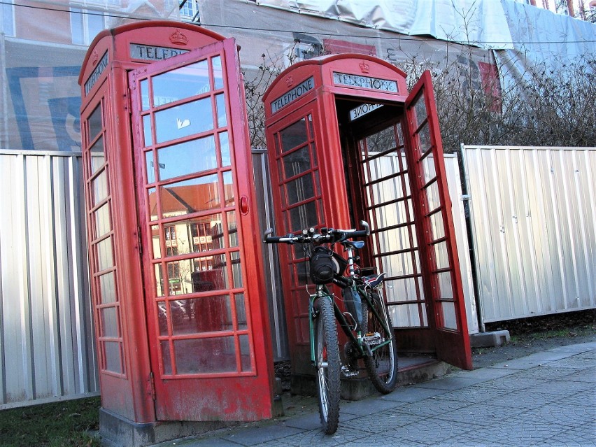 Pamiątkowe angielskie budki telefoniczne koło ratusza nie...