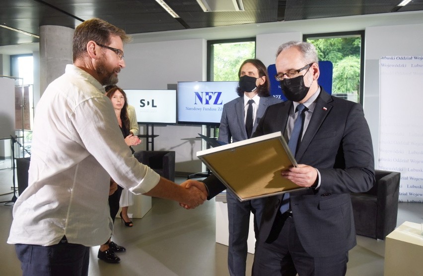 Zbigniew Borek odbiera nagrodę z rąk ministra zdrowia...