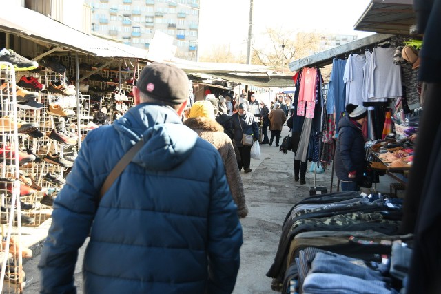 Wiele osób wybrało się na zakupy w piątek, 11 marca, na kielecki targ. Największy ruch był pośród warzyw, owoców i stoisk z mięsem i wędlinami. Dużo osób wybierało rzeczy spośród już wiosennej oferty. Widzieliśmy popularne buty robocze do pracy w ogrodzie i polu, kolorowe skarpetki z modnymi motywami i zdobieniami, czy cieńsze kurtki i koszule. Znakiem nadchodzącej wiosny na kieleckim targowisku jest rozwijający się handel "chodnikowy". W ten piątek pojawiło całkiem sporo stoisk z różnymi gadżetami i bibelotami. Zobacz, jak szedł handel i co kupowano na kieleckich bazarach w piątek, 11 marca,  na kolejnych slajdach>>> 