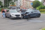 Wypadek na ul. Dyrekcyjnej we Wrocławiu. Młody kierowca Mercedesa nie ustąpił pierwszeństwa