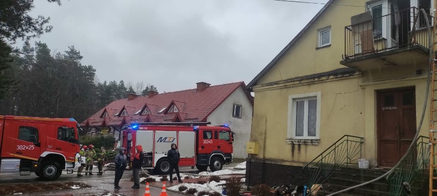 Pożar na poddaszu zabytkowego domu w Zagnańsku, strażacy...
