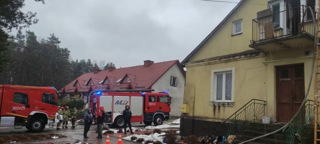 Pożar na poddaszu zabytkowego domu w Zagnańsku, strażacy zadziałali błyskawicznie.