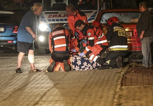 Do zdarzenia doszło w domu przy ul. Tulipanowej w Zielonej Górze. Kobieta pojawiła się na balkonie na pierwszym piętrze domu. Krzyczała i szalała. Na miejsce zostało wezwane pogotowie ratunkowe i strażacy. W pewnym momencie kobieta skoczyła, ale nic się jej nie stało. Obezwładniało ją sześciu mężczyzn.Wszystko zaczęło się około godz. 20.00. Najpierw kobieta zaatakowała ojca szkłem i zraniła go w nogę. Potem pojawiła się na balkonie pierwszego piętra domu przy ul. Tulipanowej. Krzyczała i szalała. Na miejsce zostało wezwane pogotowie ratunkowe. Dojechały dwie karetki. Kobieta nie chciała jednak wyjść do medyków. Stała na balkonie i krzyczała. Obawiano się, że skoczy.Na miejsce zostały wezwane dodatkowe służby. Szybko dojechał wóz straży pożarnej. Szalejąca na balkonie kobieta zaczęła rzucać w medyków i strażaków doniczkami. Nie chciała, żeby podchodzili pod dom. Strażacy zaczęli z dala od domu wyciągać drabinę. Wtedy sytuacja zrobiła się jeszcze bardziej dramatyczna. Kobieta w pewnym momencie skoczyła z balkonu.Natychmiast podbiegli do niej medycy i strażacy. Na szczęście nie odniosła żadnych poważnych obrażeń od upadku. Cały czas była jednak agresywna. Obezwładniało ją sześciu mężczyzn. Po chwili trafiła do karetki i została odwieziona do szpitala.WIDEO: Najważniejsze wiadomości z regionu w jednym materiale