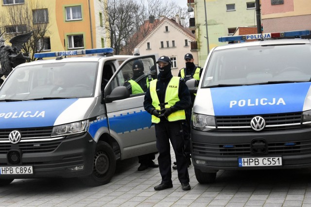 Aby znaleźć się w zielonej strefie koronawirusa i odwołac wszystkie obostrzenia, średnia dzienna liczba zachorowań z siedmiu dni w mieście lub powiecie musi osiągnąć  ok. 3, 8 tys.Muszą się także stale zmniejszać liczba zakażeń.Które powiaty w województwie śląskim mogą się najszybciej znaleźć w zielonej strefie?[b]Zobacz kolejne zdjęcia. Przesuwaj zdjęcia w prawo - naciśnij strzałkę lub przycisk NASTĘPNE[/b