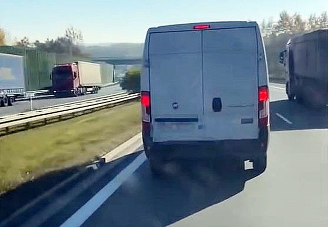 Kierowca busa blokuje przejazd karetki pogotowia, która jedzie na sygnale autostradą A4.