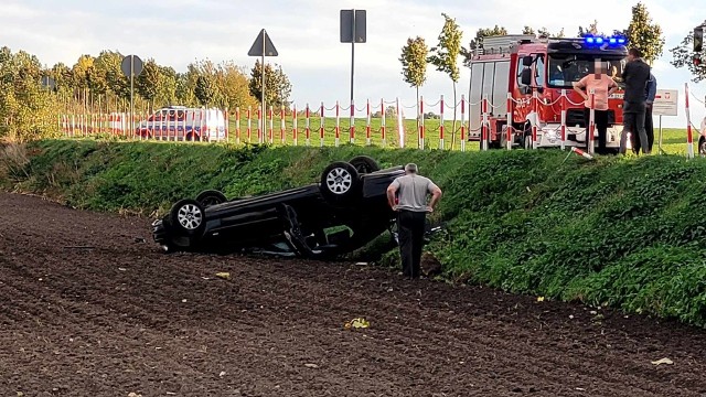 W Kowalu doszło do dachowania samochodu marki BMW.