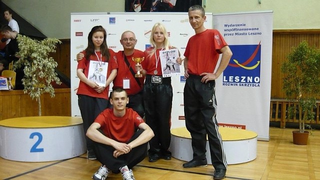Ostrowiecka ekipa na zawodach w Lesznie. Stoją od lewej: Eliza Śliwka, Jarosław Sułkowski, Paulina Ziębora i Jacek Śliwka. U dołu- Przemysław Sułkowski.