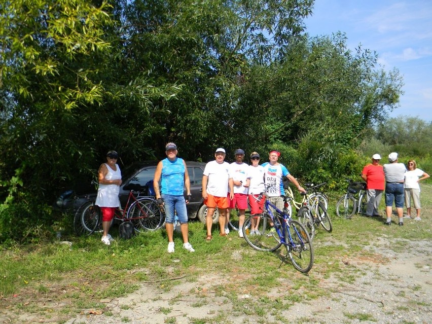 100 kilometrów na 100-lecie - seniorzy z Tarnobrzega na trasie rajdu niepodległości