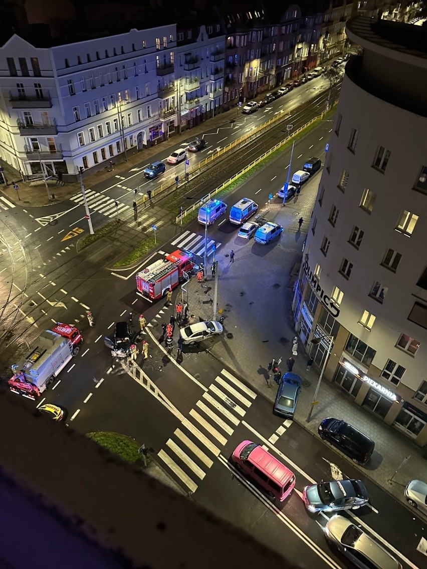 Dwa samochody zderzyły się na rogu ulic Jagiellońskiej a Bohaterów Warszawy w Szczecinie