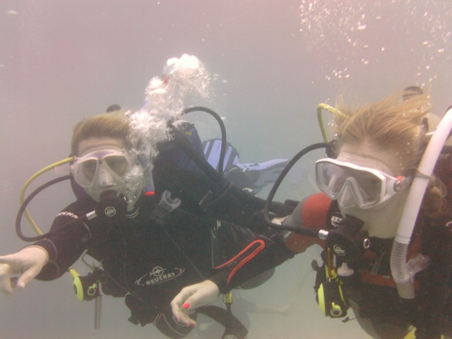 Renata Jackowska z córką Małgorzatą nurkują w Blue Hole czyli w jednej z podwodnych jaskiń Morza Karaibskiego w Belize.