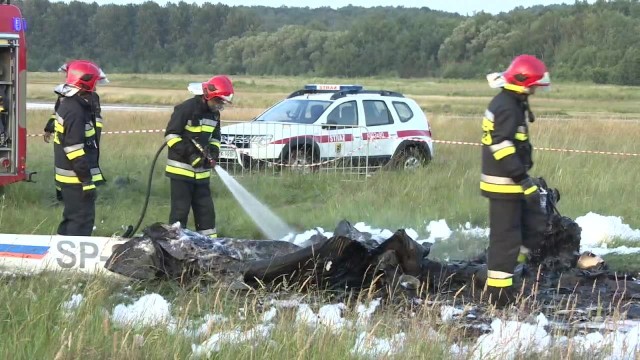 Na lotnisku Muchowiec w Katowicach awionetka po wylądowaniu, z niewiadomych przyczyn stanęła w płomieniach.Jak dowiedzieliśmy się od dyżurnego wojewódzkiej straży pożarnej w Katowicach, dwaj mężczyźni - pilot wraz z pasażerem, opuścili maszynę o własnych siłach. Informacje te potwierdził także nadkom. Tomasz Gogolin z Komendy Miejskiej Policji w Katowicach. Pilotujący maszynę i pasażer zdążyli w porę uciec. Na szczęście nic poważnego im się nie stało.