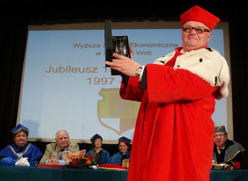 Rektor dr Janusz Bek prezentuje puchar, jaki uczelnia...