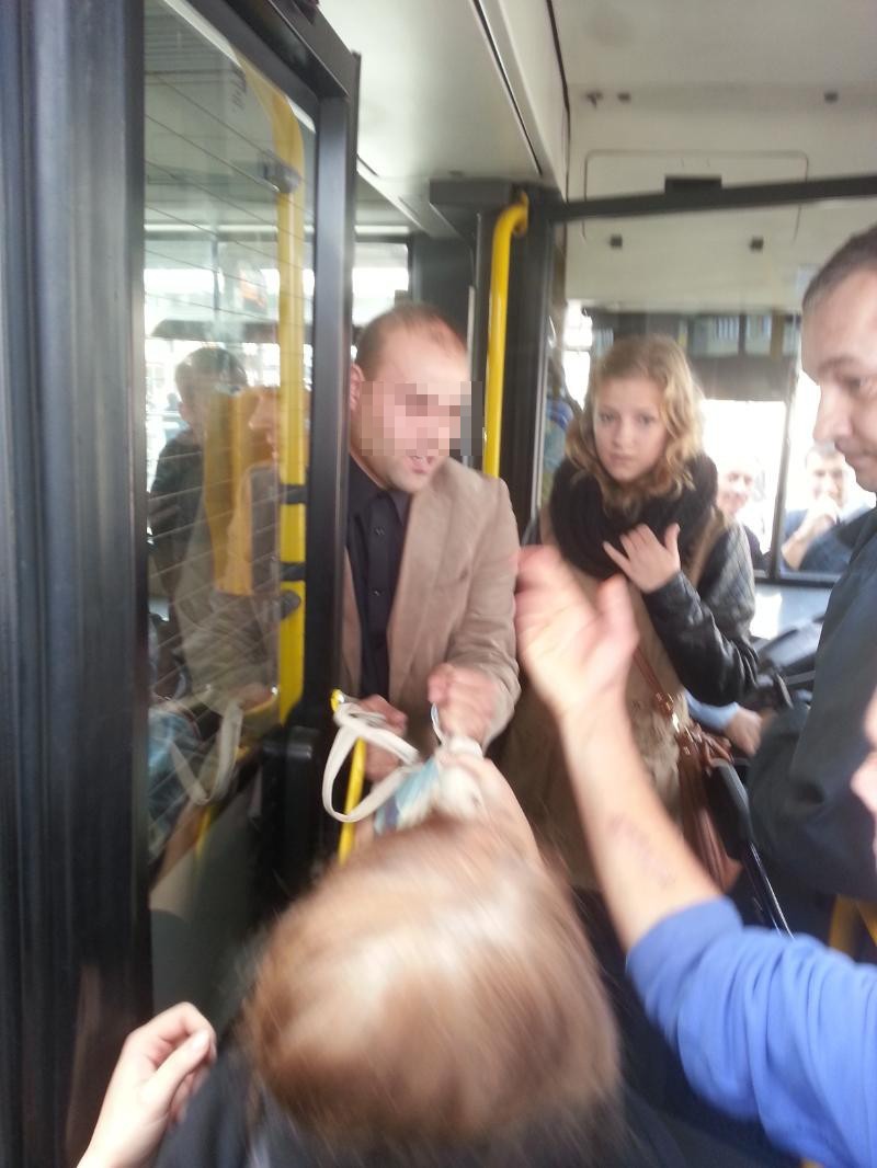 Wrocław: Kontroler MPK szarpał kobietę i blokował ruch. Pasażer wyrzucił go z autobusu (ZDJĘCIA)