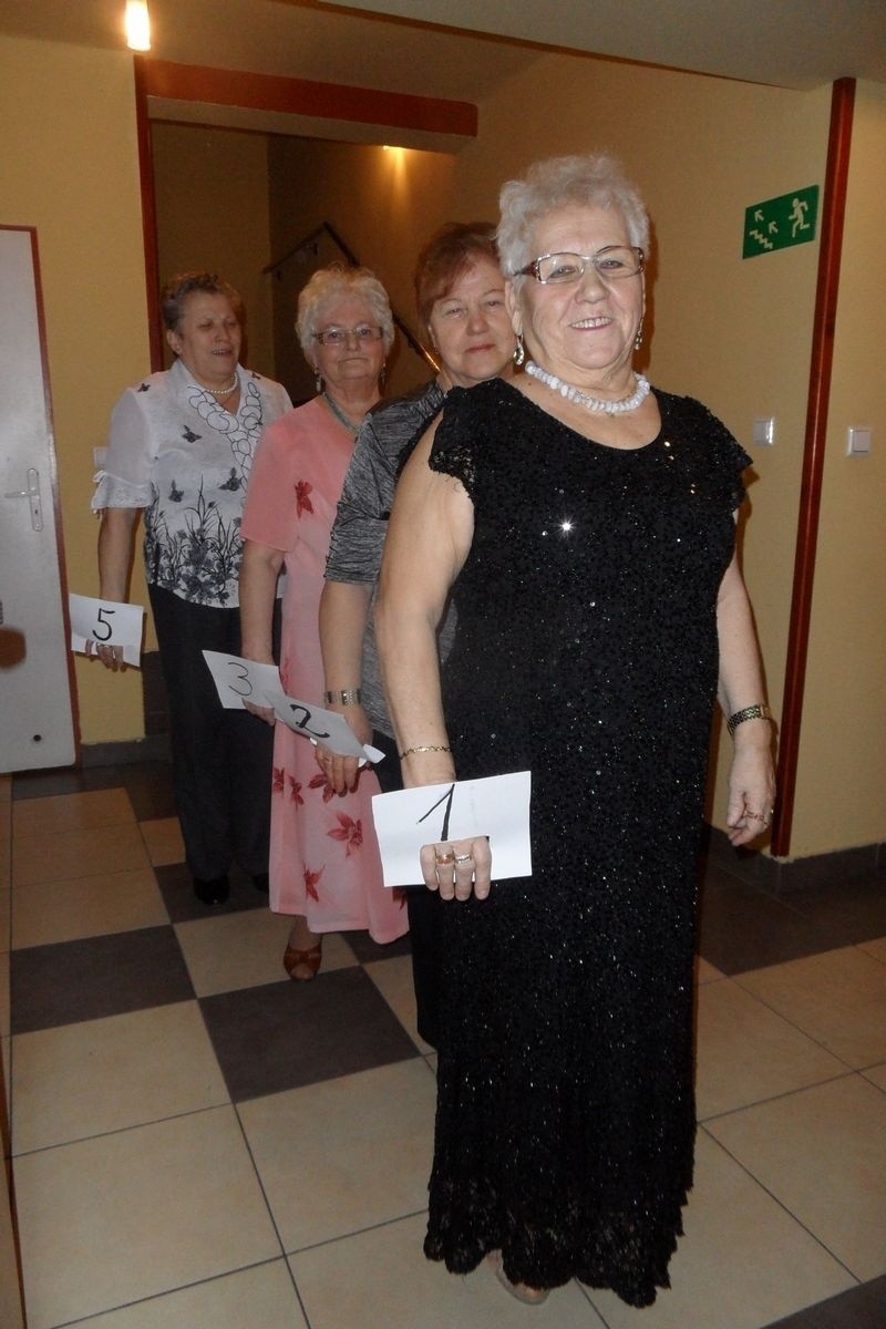 Pokaz mody seniorów w Jaworznie. Bal walentynkowy