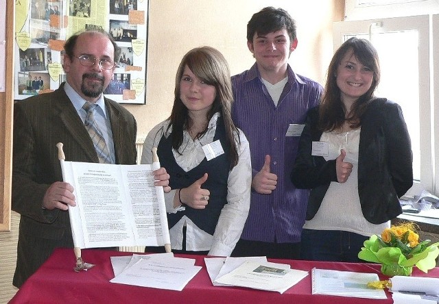 Dyrektor Włodzimierz Kruszyński oraz dwie Karoliny i Kamil prezentowali osiągnięcia szkoły podczas wtorkowego Dnia Otwartego w liceum w Kazimierzy Wielkiej.