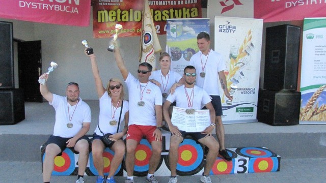 Medalowa ekipa z Prudnika: Dominik Makowski, Milena Barakońska (w roli trenera), Kazimierz Kocik (trener), Dominika Byra, Kacper Helbin i Damian Idzi.