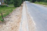 Gmina Jasionówka. Starostwo wstrzymało budowę drogi we wsi Jasionóweczka. Będzie nowy projekt chodnika (zdjęcia)