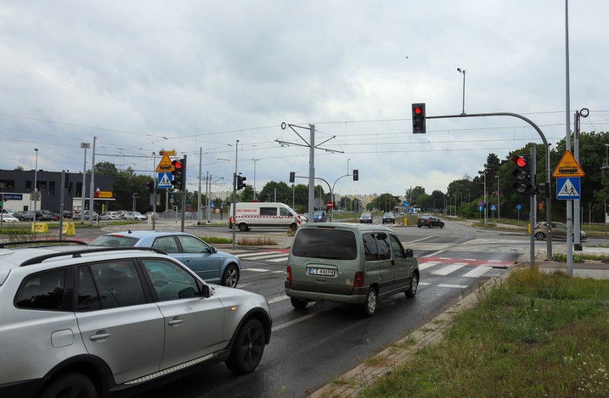 Na skrzyżowaniu w północnym Toruniu znów działa sygnalizacja świetlna. Na jak długo?