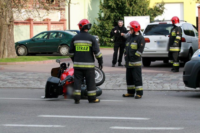 Kierujący Toyotą wymusił pierwszeństwo przejazdu na prawidłowo jadącym motocykliście. Z podejrzeniem pękniętego żebra, kierujący motocyklem, został odwieziony na słupski SOR. Jego życiu nie zagraża niebezpieczeństwo.