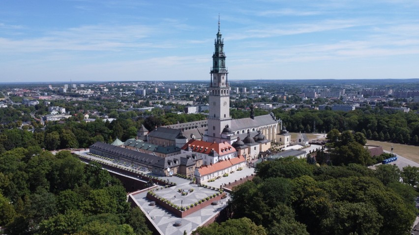 Jasnogórska wieża jest jedną z najwyższych wież kościelnych...