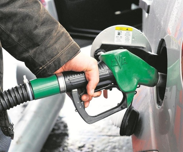 - Teraz ceny paliwa są przyjazne, a więc lejemy do pełna - mówią pracownicy stacji benzynowych