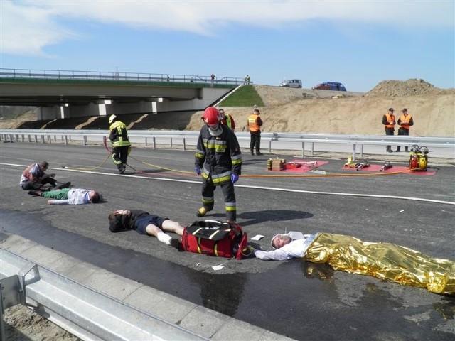 W czwartkowych manewrach na powstającej obwodnicy Zambrowa wzięło udział blisko 200 osób: strażaków, policjantów, funkcjonariuszy Straży Granicznej, ratowników medycznych oraz pozorantów.