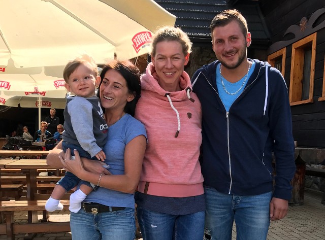Na mecie ultramaratonu Bałtyk - Bieszczady Tour rodzice z Olusiem przywitali panią Małgosię