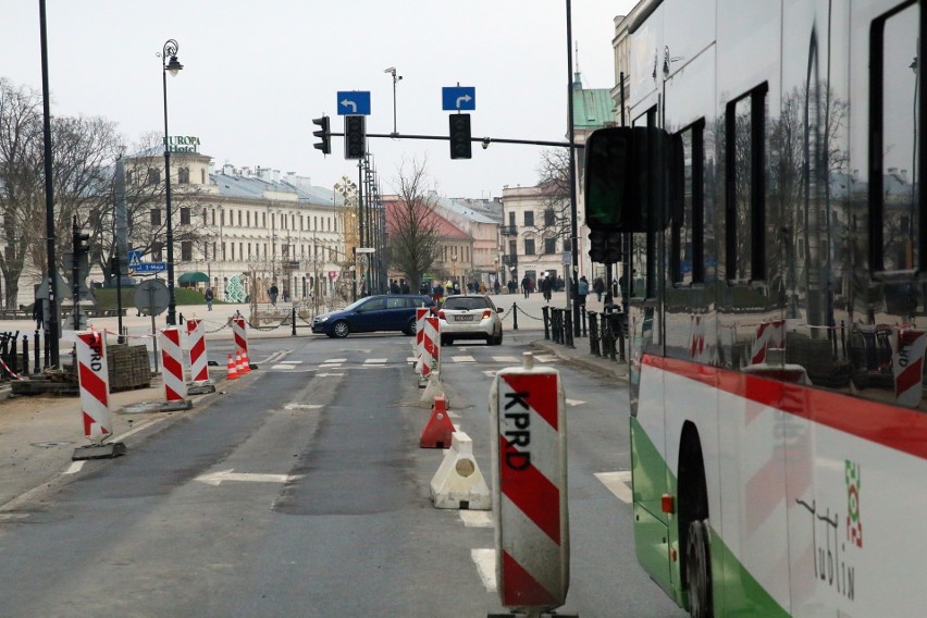 Włączona „przed czasem” sygnalizacja świetlna ustawiła kierowców w korku. Zamieszanie na skrzyżowaniu Krakowskiego Przedmieścia z 3 Maja
