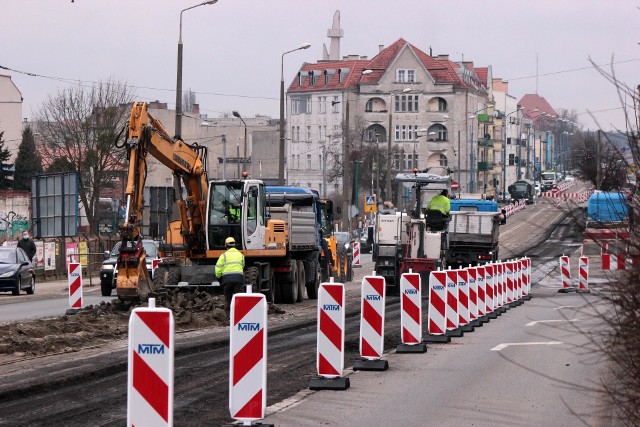 Na trzech odcinkach ruszyła modernizacja torowisk tramwajowych w Grudziądzu. Na odcinku ul. Chełmińskiej między ul. Brzeźną a Piaskową zamknięto dla ruchu oba pasy ruchu w stronę Torunia. Tutaj robota ruszyła od razu. Już dziś zerwany został asfalt na wyłączonym pasie ruchu.  Rozpoczęto też zrywanie kostki, którą wybrukowane było torowisko.