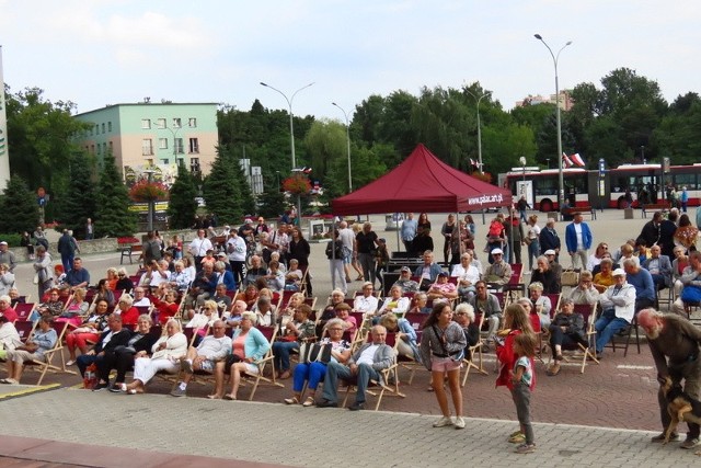 105. urodziny Dąbrowy Górniczej. Konkurs na urodzinowy tort i pierwszy koncert przed Pałacem Kultury ZagłębiaZobacz kolejne zdjęcia/plansze. Przesuwaj zdjęcia w prawo - naciśnij strzałkę lub przycisk NASTĘPNE