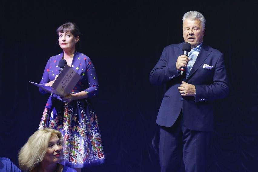 Justyna Sieńczyłło i Kajetan Kamiński złożyli Emilianowi Kamińskiemu hołd na scenie. Poruszające słowa wdowy i syna