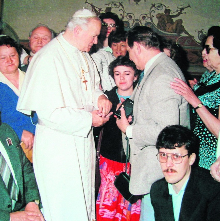 Papież Jan Paweł II trzyma za rękę Grażynę Słotwińską-Sas z...