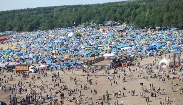 Przystanek Woodstock 2017 zbliża się wielkimi krokami. Wszyscy, którzy planują pojawić się na woodstockowym polu, z pewnością zastanawiają się, czy z nieba będzie lał się żar, czy też  strumienie wody. Sprawdziliśmy prognozę pogody na jednym z najbardziej popularnych i wiarygodnych serwisów pogodowych AccuWeather.  Polecamy też:  Co wiesz o Jurku Owsiaku [QUIZ]  12 powodów, dla których należy omijać Woodstock 