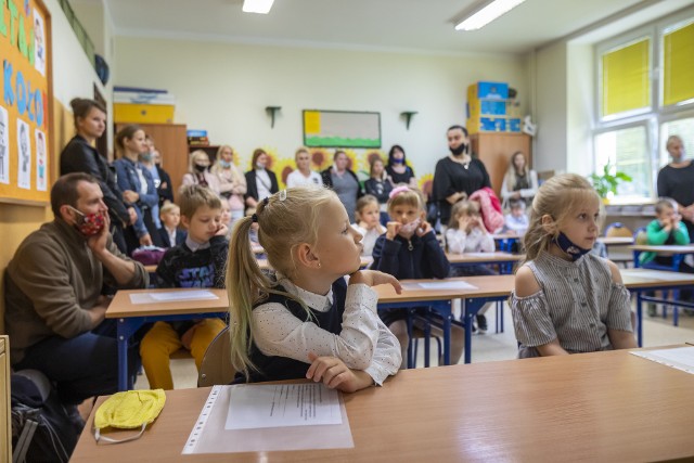 Do szkół jako pierwsi wracają uczniowie klas I-III. Pozostali nadal będą uczyć się zdalnie