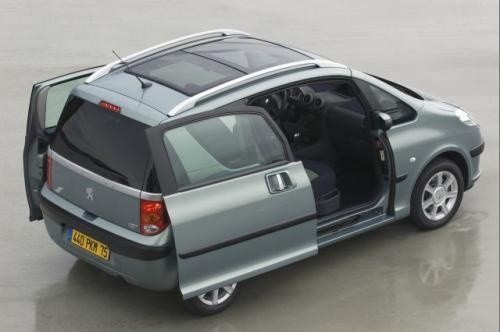 Fot. Peugeot:  Przesuwane i elektrycznie sterowane drzwi  Peugeota 1007.