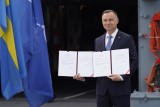 Prezydent Andrzej Duda w Gdyni. Dokumenty ws. ratyfikacji akcesji Szwecji i Finlandii do NATO podpisane. ZDJĘCIA