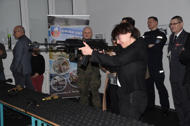 Pierwszą osobą, która przetestowała wirtualną strzelnicę w szkole w Objeździe była wójt Gminy Ustka Anna Sobczuk-Jodlowska.