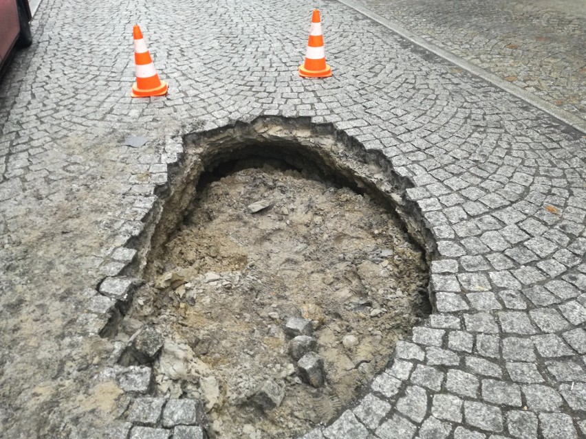 Dziura w ulicy Krzywej
