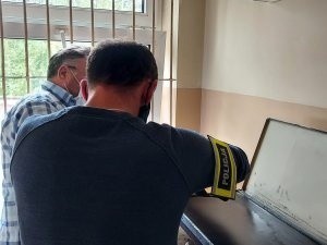 Bezczelna kradzież w Pabianicach. 65-latek z Ostrołęki wyłudził od seniorki 20 tys. zł metodą "na wnuczka". Jest już w rękach policji.