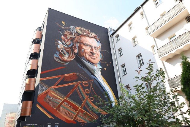 Mural Zbigniewa Wodeckiego, odsłonięty we wtorek 5 września przy ul. Tylnej Mariackiej w Katowicach, szybko zdobył uznanie mieszkańców regionu, którzy doceniają wierne odwzorowanie wizerunku artysty i kunszt malarski twórców